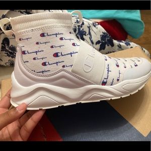 Woman pair of shoes 8.5